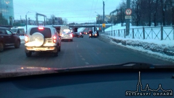 Напротив метро Волковская в сторону Купчино .Свободен только левый ряд.Пробка растёт.