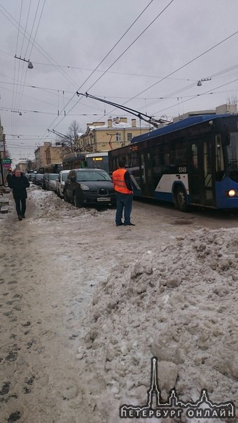 Solaris не успел выехать из ЕвроАвто на Кондратьевский проспект, как попал в ДТП, теперь снова туда ...