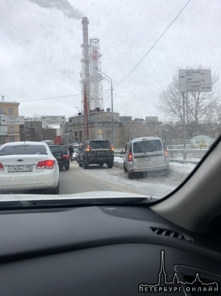 Три машины столкнулись на спуске с Коломяжского путепровода.