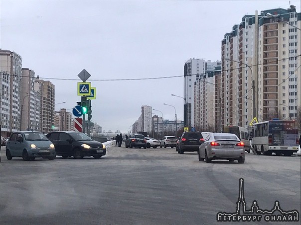 Разбросались ваги по проезжей части напротив МФЦ на Богатырском