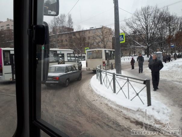 На перекрестке Бестужевской и Замшиной улиц маршрутки атакуют со всех сторон,