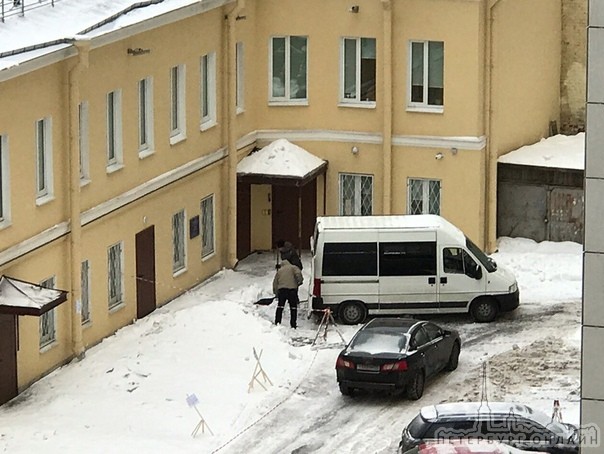 Два не установленных лица воруют снег на смоленской улицы 21 б. Грузят уже вторую машину и газель уж...
