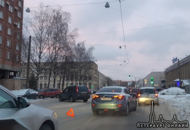 Перед перекрестком Литовской и Грибалевой трое сложились, проезд затруднен в обе стороны .