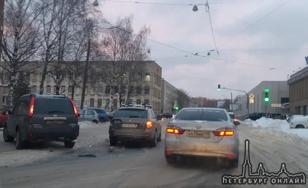 Перед перекрестком Литовской и Грибалевой трое сложились, проезд затруднен в обе стороны .