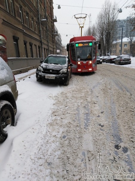 Один умник/ца на Котовского, припарковавшись у д. 4 остановил трамваи 40го маршрута.
