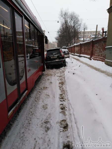 Один умник/ца на Котовского, припарковавшись у д. 4 остановил трамваи 40го маршрута.