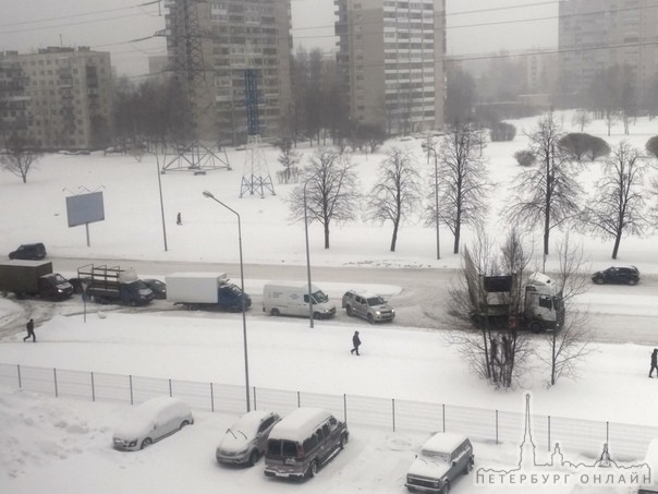 В разрыве ля разворота на проспекте Маршала Блюхера, не доезжая Пискаревского со стороны Замшиной ул...