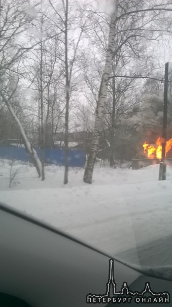 У Приморского шоссе загорелся деревянный дом. МЧС пока нет. Вызвал.