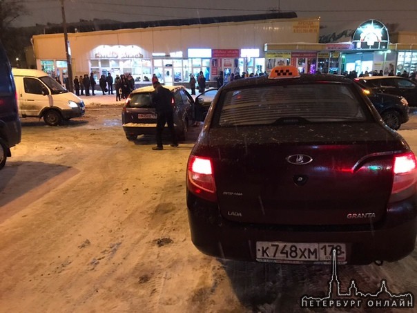 Водитель Фокуса, выезжая на Новаторов со двора, задел Гранту, припаркованную в желтой точке. Попытал...