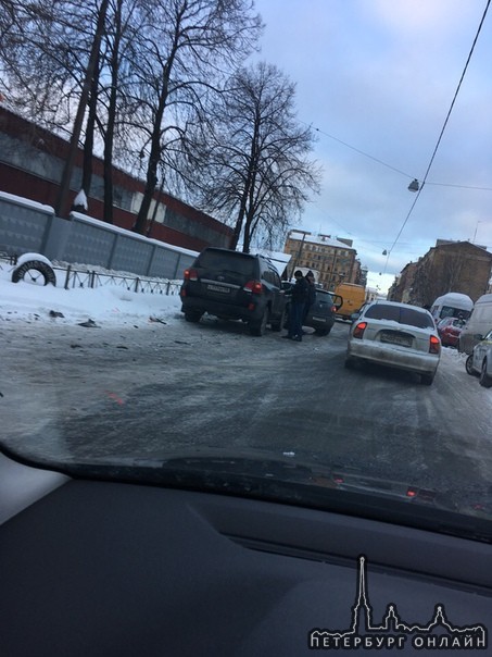 Toyota и Гольф встали на Тележной 32, ДПС на месте. .