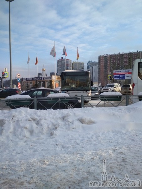 Автобус и гранта притерлись в середине перекрёстка Областной и Ленинградского в г. Кудрово.