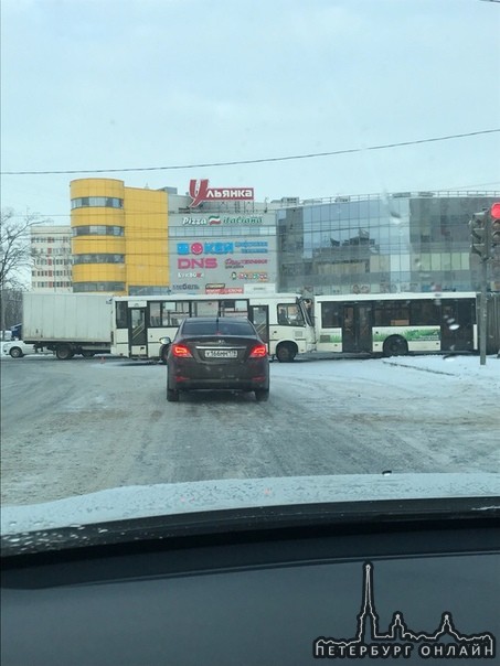 На пересечении Ветеранов\Симоняка маршрутка догнала автобус.