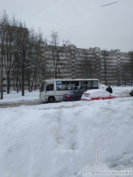 Авария с участием маршрутки К199 на улице Руднева.