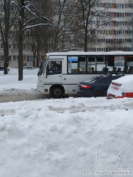 Авария с участием маршрутки К199 на улице Руднева.