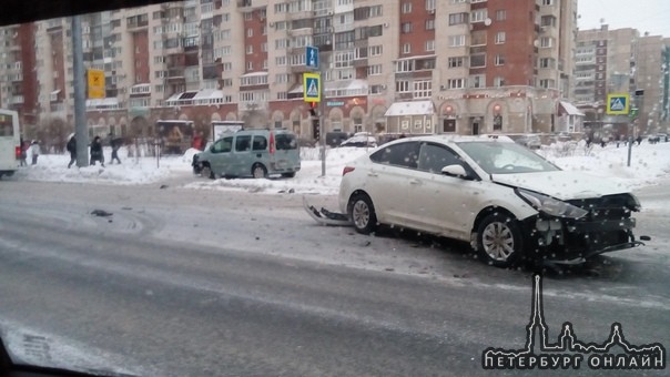 И снова авария на перекрестке Ленинского проспекта и ул. Котина.