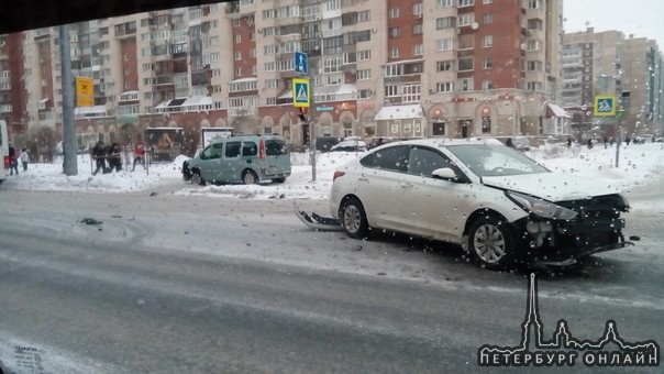 И снова авария на перекрестке Ленинского проспекта и ул. Котина.