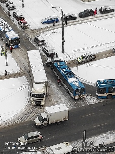 На Ленинском проспекте фура устроила перерыв водителям троллейбусов.