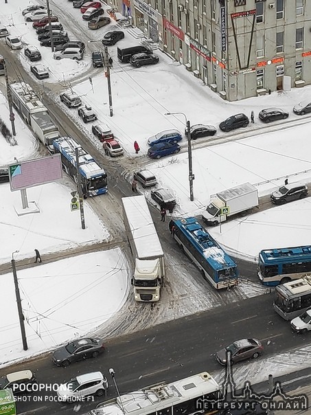На Ленинском проспекте фура устроила перерыв водителям троллейбусов.