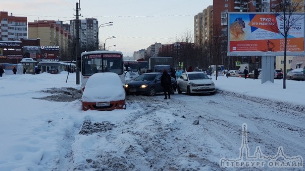 На Маршала Захарова двое не поделили дорогу. В итоге больше никто никуда не едет