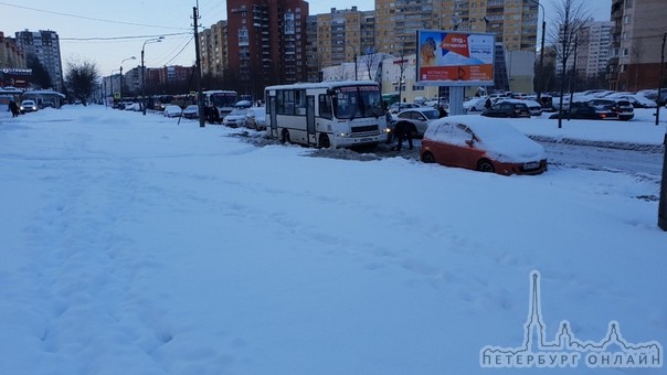 На Маршала Захарова двое не поделили дорогу. В итоге больше никто никуда не едет