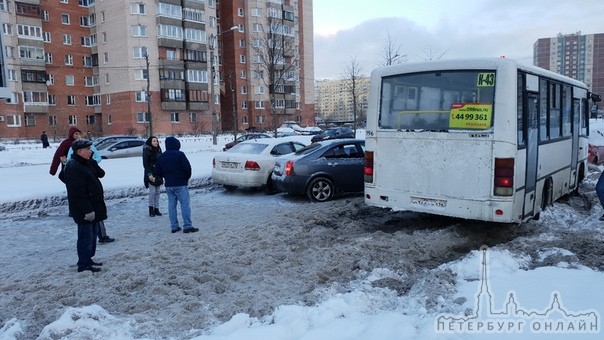 На Маршала Захарова двое не поделили дорогу. В итоге больше никто никуда не едет