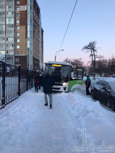 На Замшиной улице прямо у лицея 126 занесло маршрутку на тротуар, застрял и не может выехать.