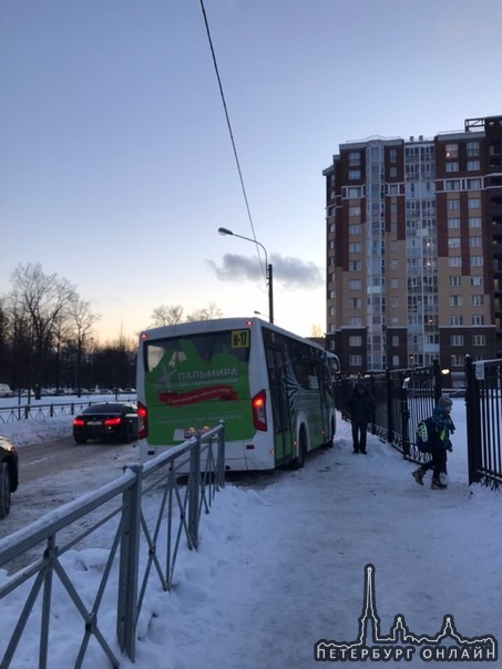 На Замшиной улице прямо у лицея 126 занесло маршрутку на тротуар, застрял и не может выехать.