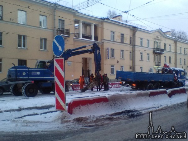 Примерно в 16:05 ч на Среднеохтинском проспекте возле дома #17 "умник" (синий фургон) от ЗАО Трест п...