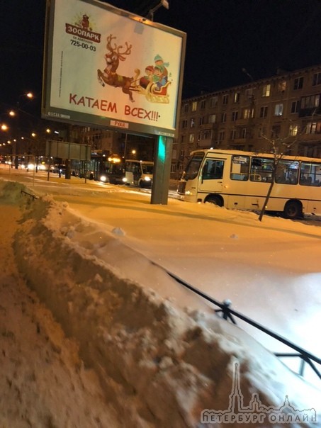 На ул. Новосибирской перед поворотом на Торжковскую маршрутка неудачно дрифтанула - теперь стоит поп...