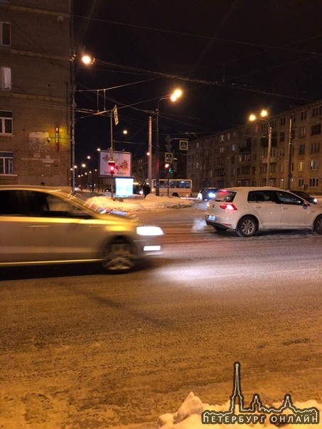 На ул. Новосибирской перед поворотом на Торжковскую маршрутка неудачно дрифтанула - теперь стоит поп...