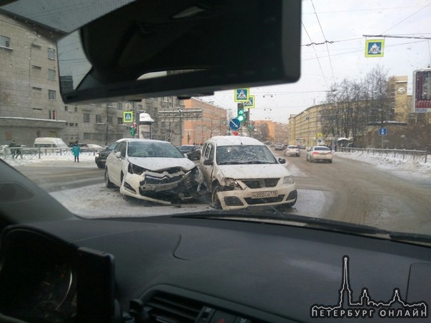 На Петропавловском мосту на наб. реки Карповки столкнулись Ситро и Ларгус