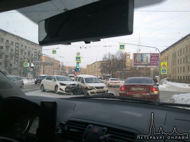 На Петропавловском мосту на наб. реки Карповки столкнулись Ситро и Ларгус