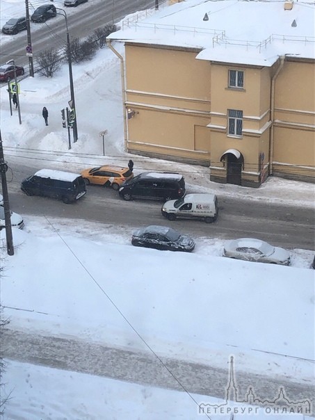 На Бестужевской улице , перед Кондратьевским проспектом , у 21 Отлеоерия Полицим минивэн и такси ...