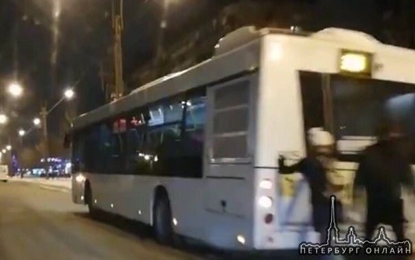 В Колпино на Тверской застревают автобусы и люди согреваются , толкая их в морозный вечер января.