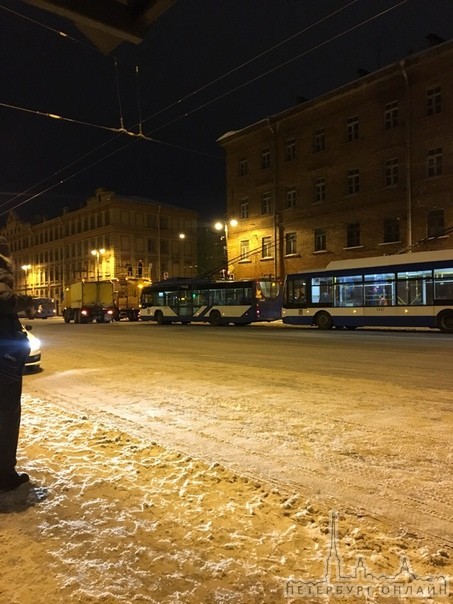 На пересечении Суворовского, Тверской и Одесской обрыв троллейбусных линий.
