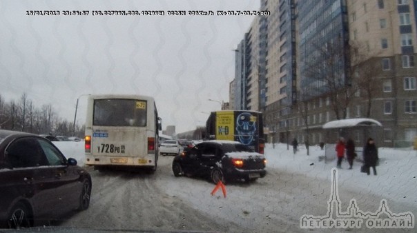 В 14.15 на проспекте Луначарского сразу 2 аварии. Время и дата на регистраторе, естественно, неверны...