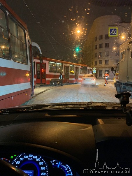 Трамвай сошёл с рельсов поворачивая с Садовой на Лермонтовский