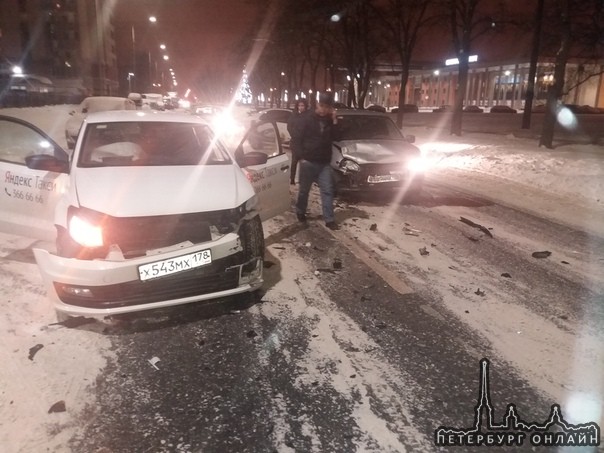 20 января ДТП на Бассейной 73 в 22:40. Рассеяный таксист выезжал со двора.