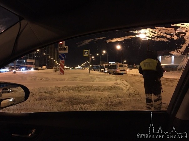 Перекрыто движение из-за неубранного снега на Долгоозёрной от Маршала Новикова до Парашютной улицы. ...