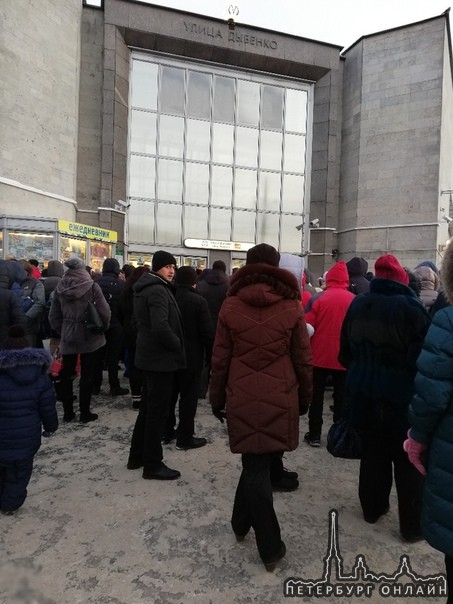 Станция метро Дыбенко закрыта вход в связи с обнаружением бесхозного предмета. Большая толпа народу ...