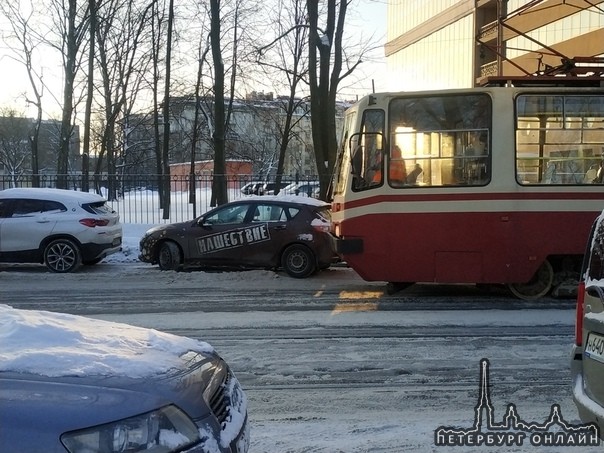 Профессиональная парковка на Льва Толстого, трамваю не проехать