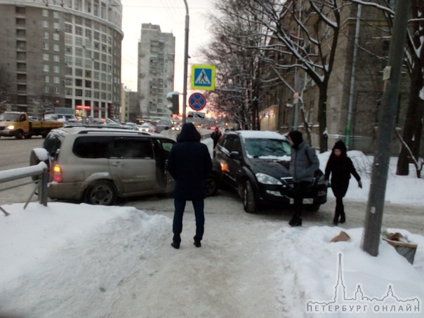 На въезде во двор дома 2 на Торжковской, столкнулись два автомобиля.