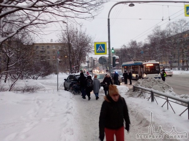 На въезде во двор дома 2 на Торжковской, столкнулись два автомобиля.