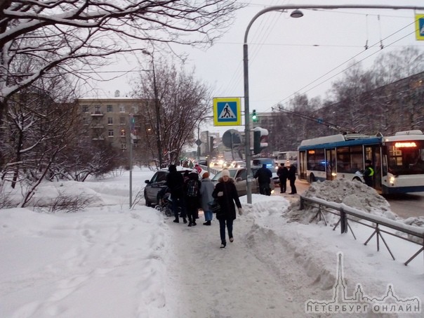 На въезде во двор дома 2 на Торжковской, столкнулись два автомобиля.