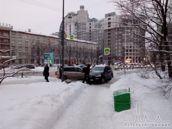 На въезде во двор дома 2 на Торжковской, столкнулись два автомобиля.