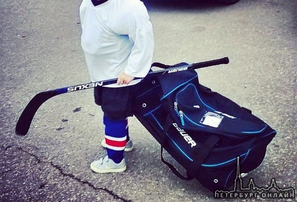 Сегодня с машины выпал хоккейный баул ребенка, Bauer черный с синим со всем содержимым!