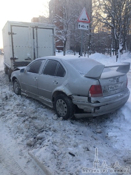 Сегодня в 1.15 ночи в Красном селе по улице освобождения неизвестный въехал в наш volkswagen бора и...