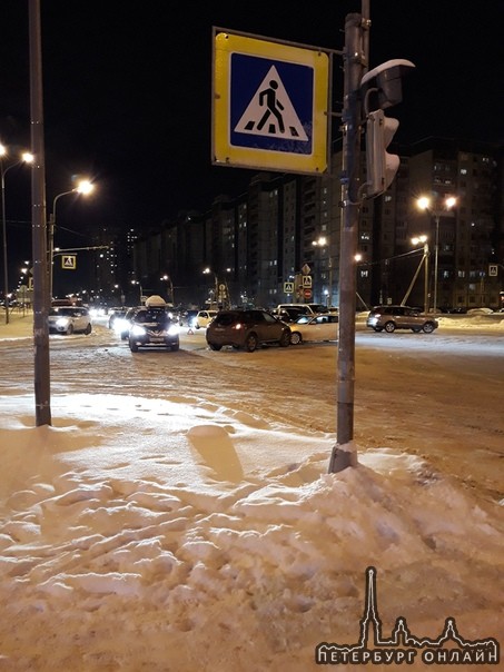 БМВ и Нисан Мурано столкнулись на перекрестке Парашютной и Маршала Новикова