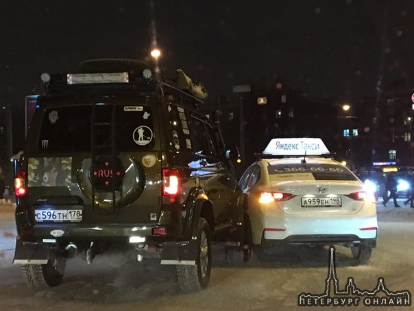 Таксист решил повернуть с крайней правой с Чернореченского моста на набережную Черной речки.