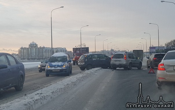 Опель подбил Нисан, а Нисан задел Газель на Свердловской набережной 4.